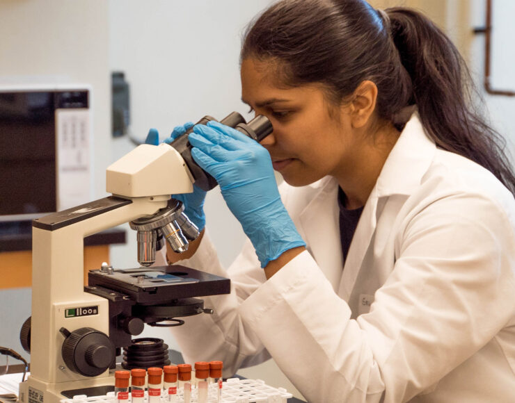 Vrouwelijke onderzoeker kijkt in een microsoft