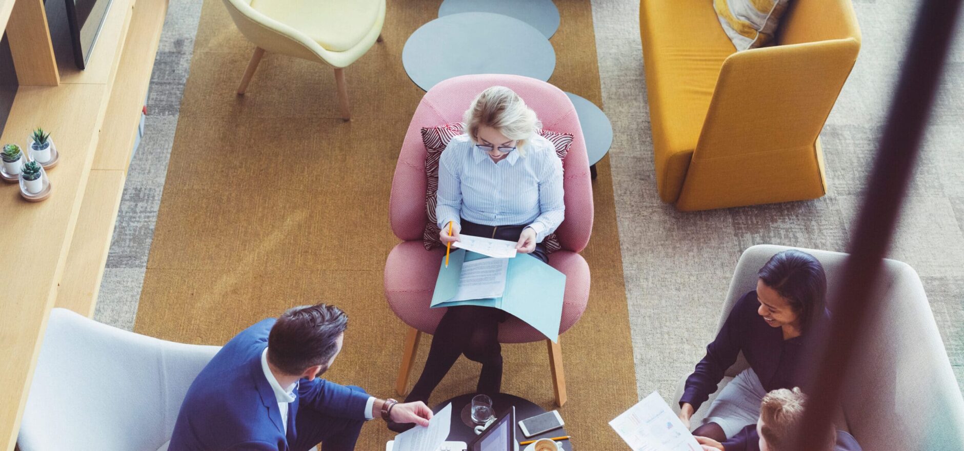 Het wervingsproces op Blue Soft. Twee mannen en twee vrouwen in een vergadering.