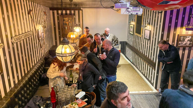 Equipe Ileo Niort en train de partager un apéritif lors d'un afterwork