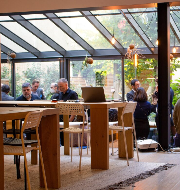 Equipe Consulting en train de partager un petit déjeuner lors d'un séminaire