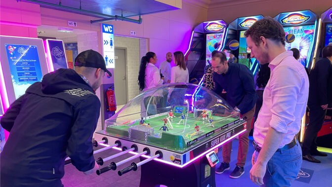 Equipe autour d'un jeu d'arcade