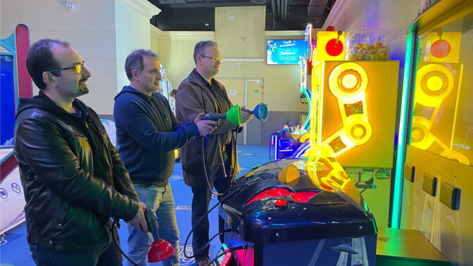 Equipe autour d'un jeu d'arcade