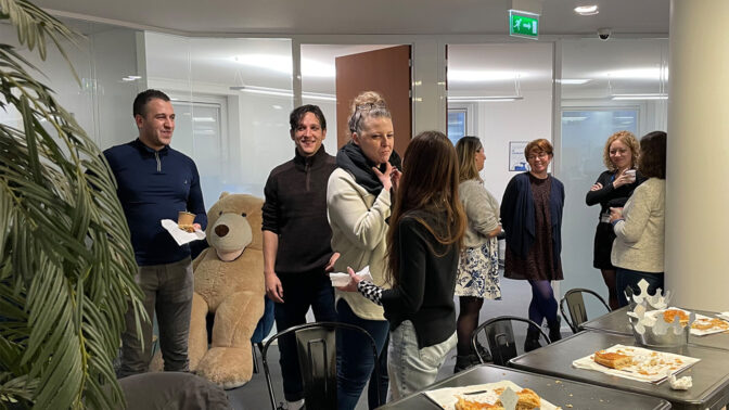 Equipe debout partageant les galettes des rois