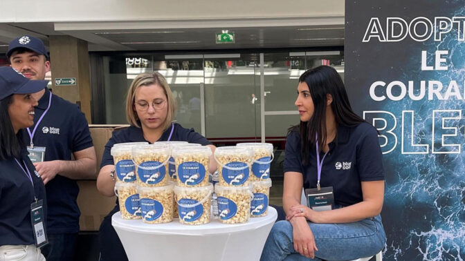 Quatre personnes autour d'une table haute en attendant les candidats