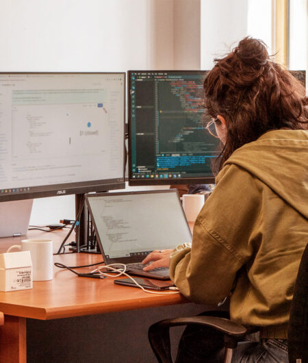 Vrouw met haar rug aan het werk op haar computer