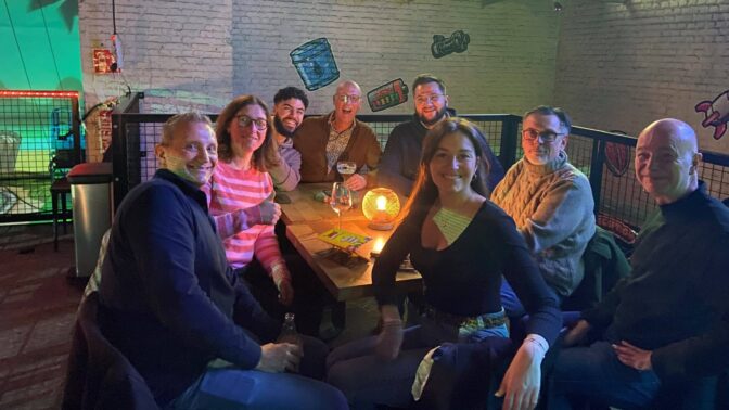 Plusieurs personnes autour d'une table pour l'afterwork avec nos Talents Bleus de Blue Soft Belgium 2025