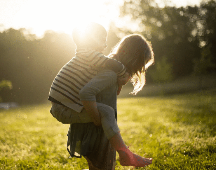 Une femme qui porte son enfant sur le dos pour illustrer LEV TOV association soutenue par le groupe Blue Soft dans le cadre du Projet Indigo 2026