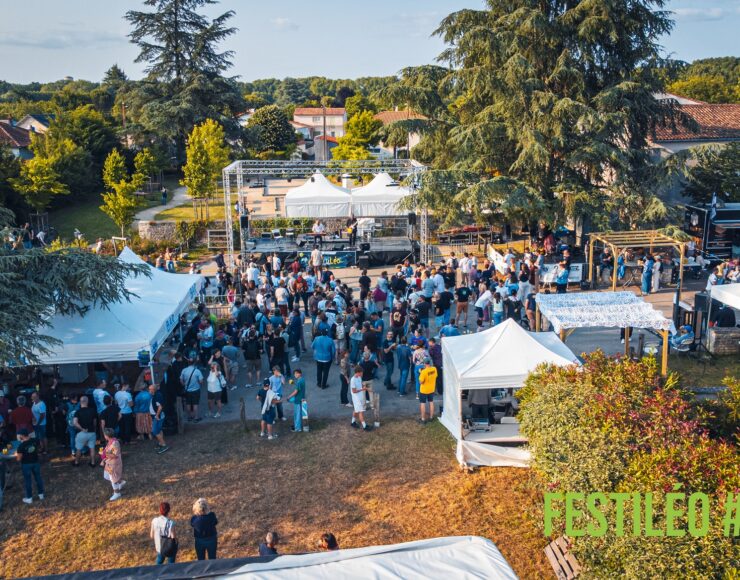 Prise de vue du ciel sur un festival, on voit plusieurs chapiteaux, une foule et une scène pour illustrer l'Association Yaka-Yalé association soutenue par le groupe Blue Soft dans le cadre du Projet Indigo 2026