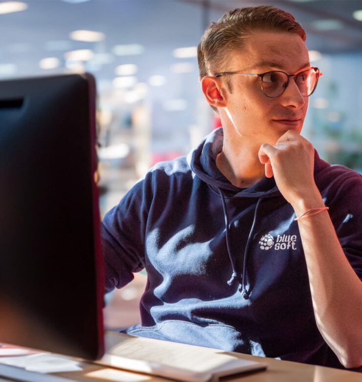 Un homme sur son ordinateur regardant à gauche