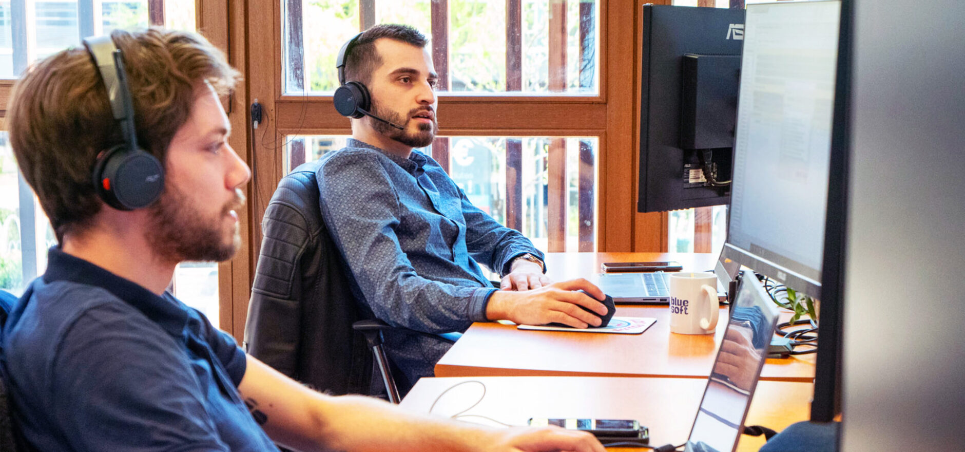 Twee mannen werken aan een computer